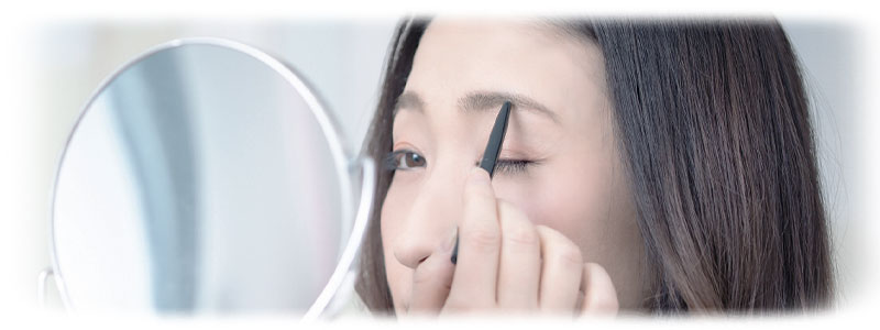 眉毛を整える女性