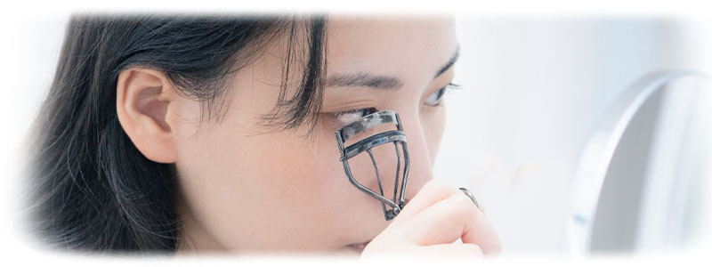 ビューラーをする女性