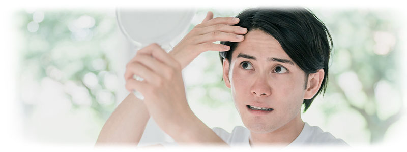 眉毛を気にする男性